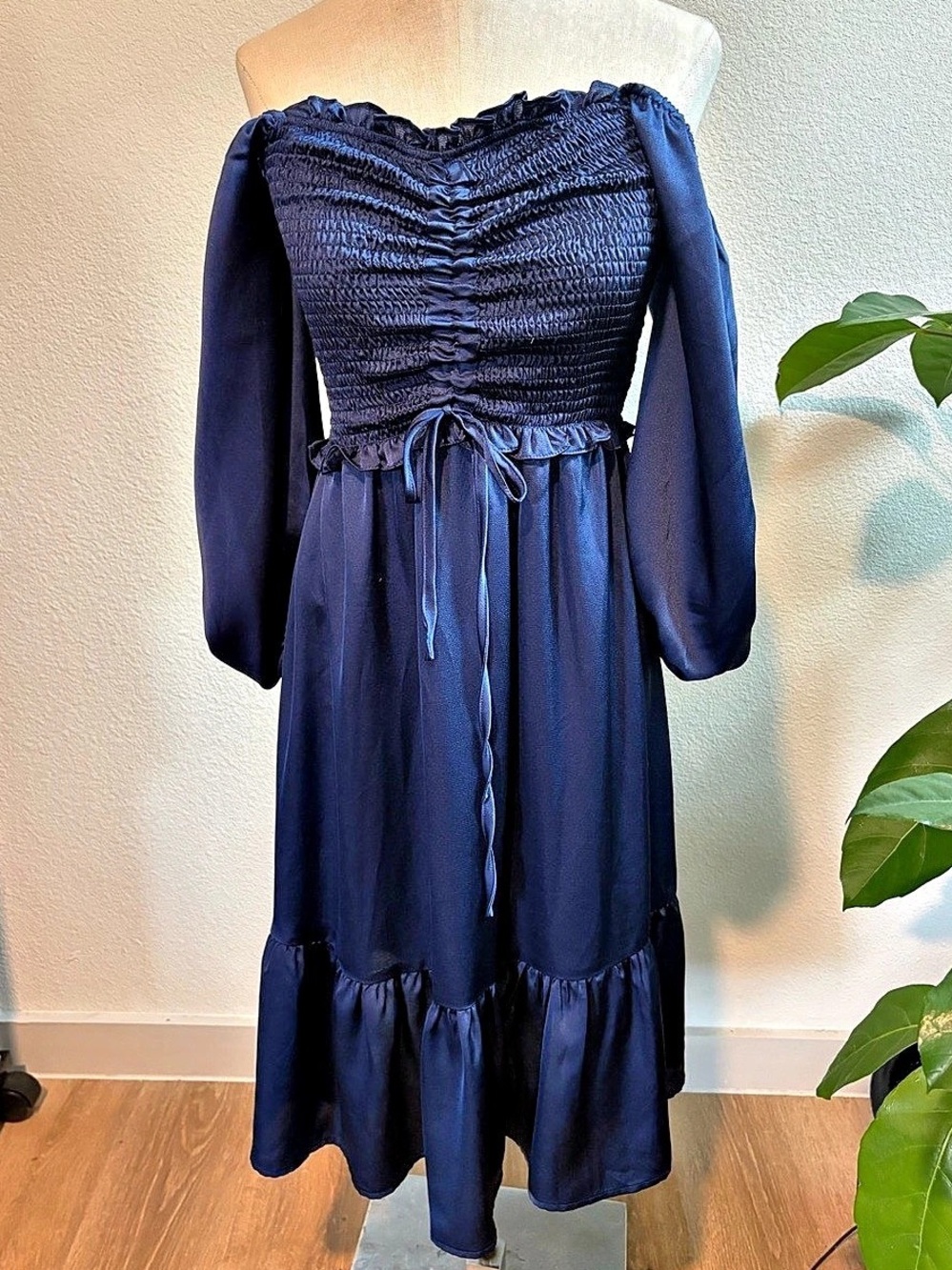Dress Day Ruched Midi Dress in Blue Size Medium Like New